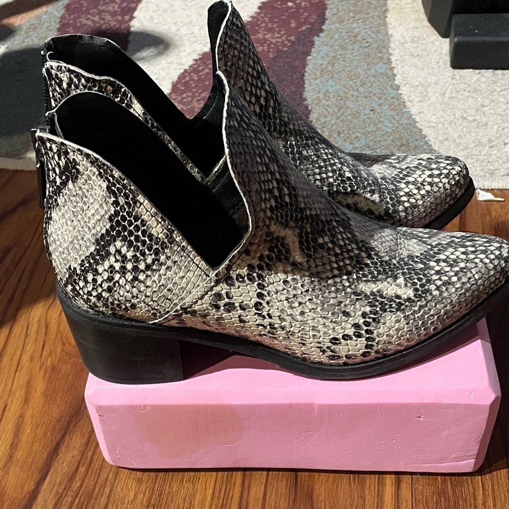 NWOT Blondo Eliza WATERPROOF Snakeskin Ankle Booties - Sz 7.5